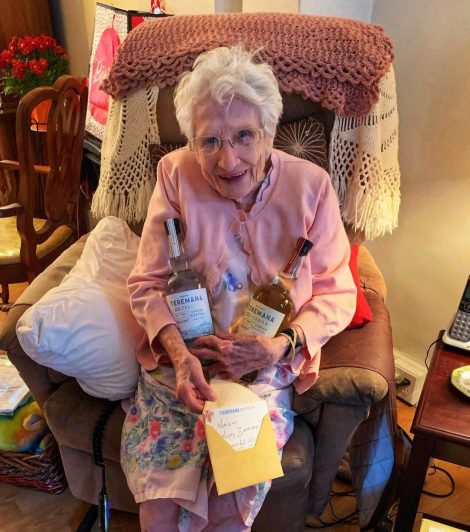 Дуэйн «Скала» Джонсон отправляет в подарок текилу на 101 летие своей фанатки