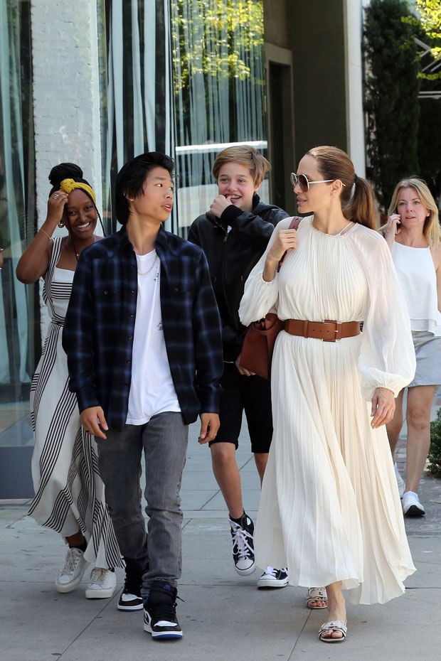 Анджелина Джоли отправляется с детьми за покупками новой одежды