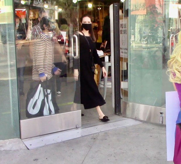 Анджелина Джоли отправляется с детьми за покупками новой одежды