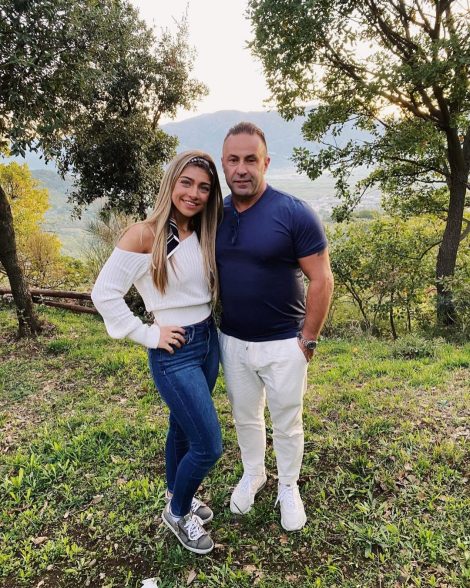 Дочери звезды реалити шоу Терезы Джудиче отправились к отцу в Италию, которого не видели почти год
