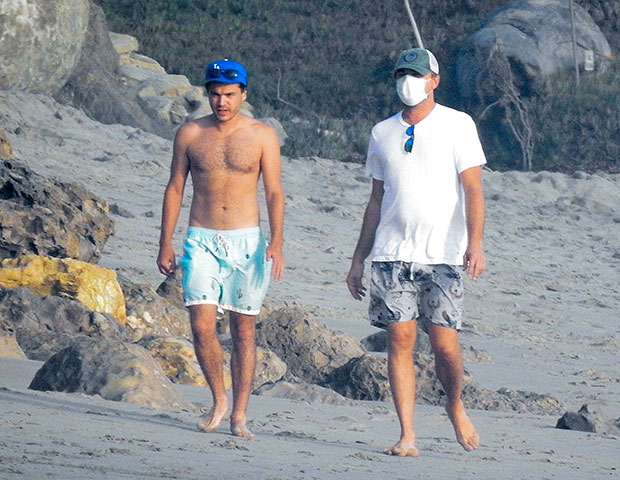 Леонардо ДиКаприо отдыхает на пляже Малибу вместе с актером Эмилем Хиршем