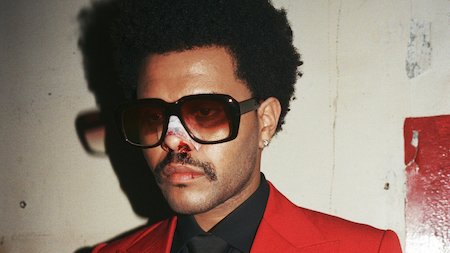 The Weeknd появился на премии American Music Award с полностью перебинтованным лицом: что хотел сказать этим жестом музыкант?