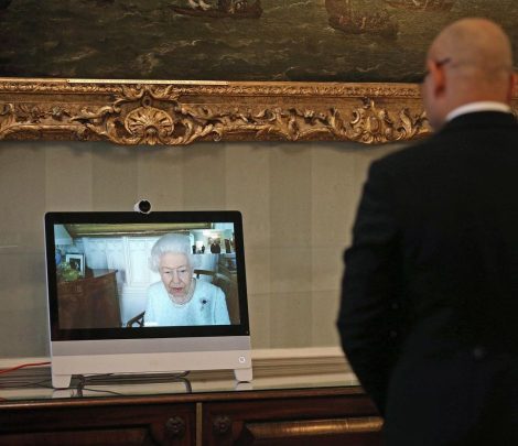 Королева Елизавета II во время видеочата обнародовала фото своих внуков, ранее не опубликованное на официальном портале