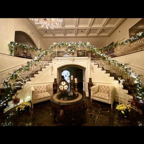 Как украсил свою рождественскую ёлку в особняке за 20 миллионов долларов Крис Хемсворт, а также другие звёзды шоу бизнеса?