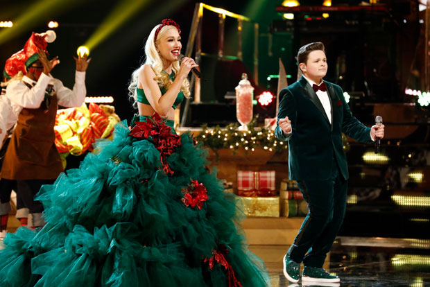 Гвен Стефани в потрясающем наряде в виде рождественской ёлки на финале шоу «Голос»