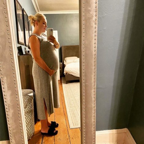 После долгой конфиденциальности Меган Маккейн опубликовала фото своей новорожденной дочери