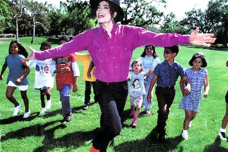 Легендарный особняк Майкла Джексона наконец то продан за минимальную стоимость