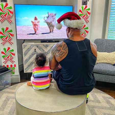 Самый милые фотографии с Рождества: Дуэйн Джонсон со своей дочерью играет в Барби и смотрит “Король Лев”