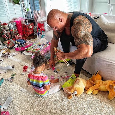 Самый милые фотографии с Рождества: Дуэйн Джонсон со своей дочерью играет в Барби и смотрит “Король Лев”