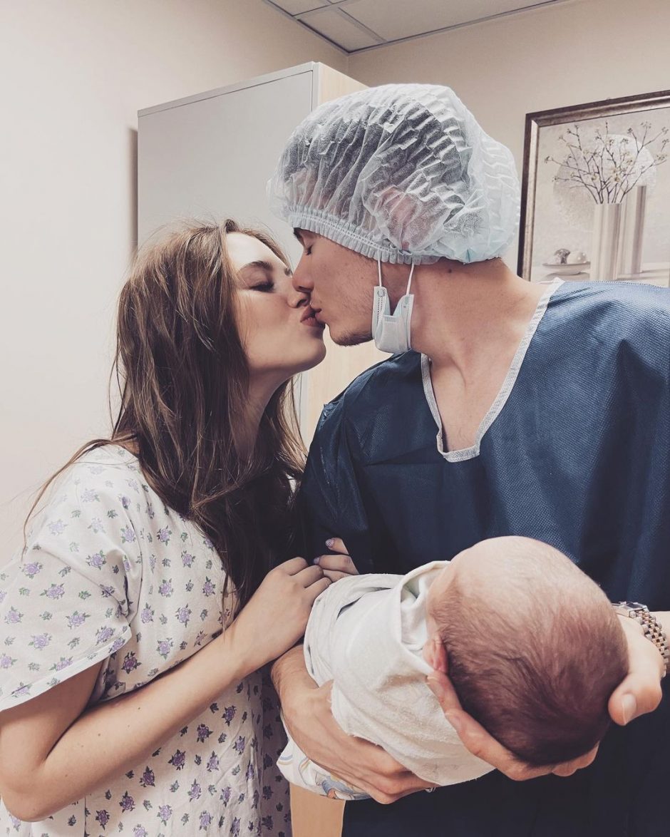 Арсений Шульгин 1 января впервые стал отцом: новорожденную дочь младшего сына певицы Валерии уже выписали из роддома