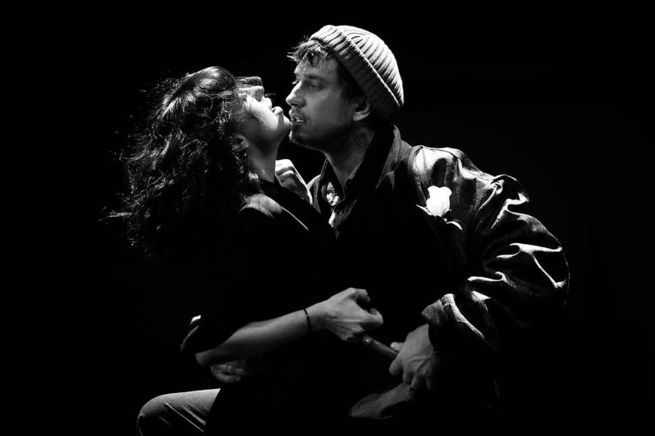 Мирослава Карпович впервые опубликовала фото своего страстного поцелуя с Прилучным