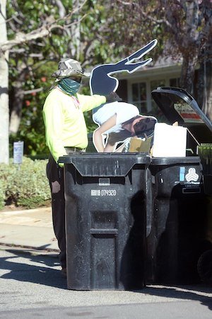 Бен Аффлек выкинул картонную фигуру Аны Де Армас в мусорный контейнер рядом со своим домом