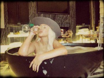 Кристина Агилера опубликовала серию фотографий Polaroid, на которых она лишь с полотенцем на голове