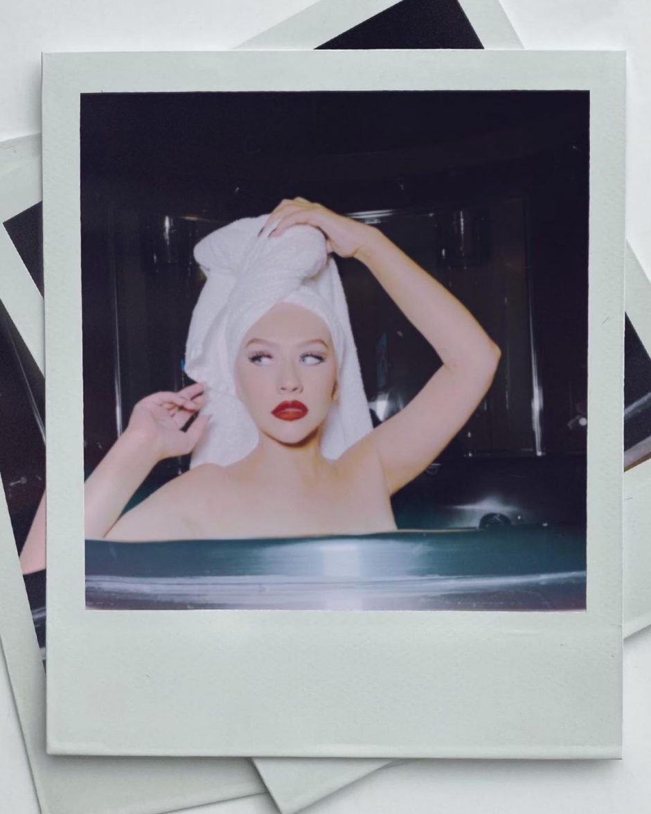 Кристина Агилера опубликовала серию фотографий Polaroid, на которых она лишь с полотенцем на голове