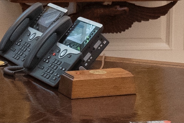 Джо Байден убрал с президентского стола красную кнопку, при нажатии которой Трампу немедленно приносили диетическую колу