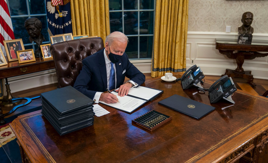 Джо Байден убрал с президентского стола красную кнопку, при нажатии которой Трампу немедленно приносили диетическую колу