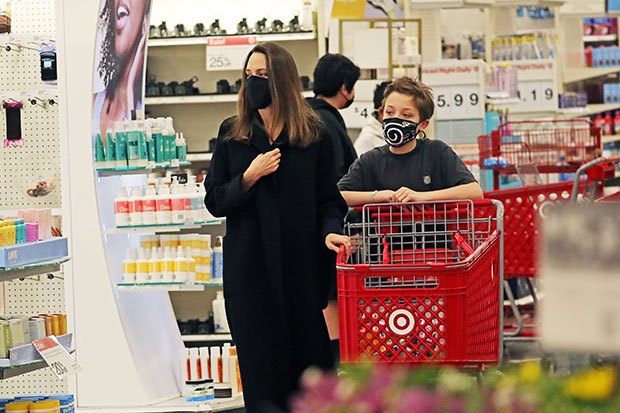 Анджелина Джоли вместе с 12 летним сыном Ноксом посетила свой любимый магазин торгово сервисной сети Target