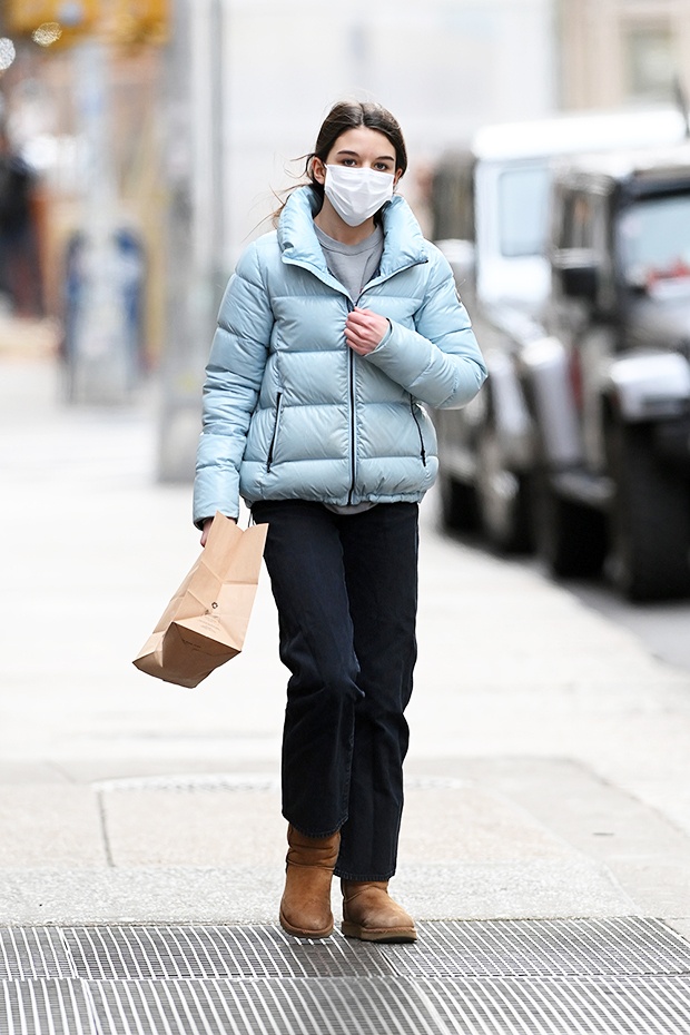 Дочь Кэти Холмс, 14 летняя Сури Круз в еще одном модном наряде прогуливается по магазинам Нью Йорка