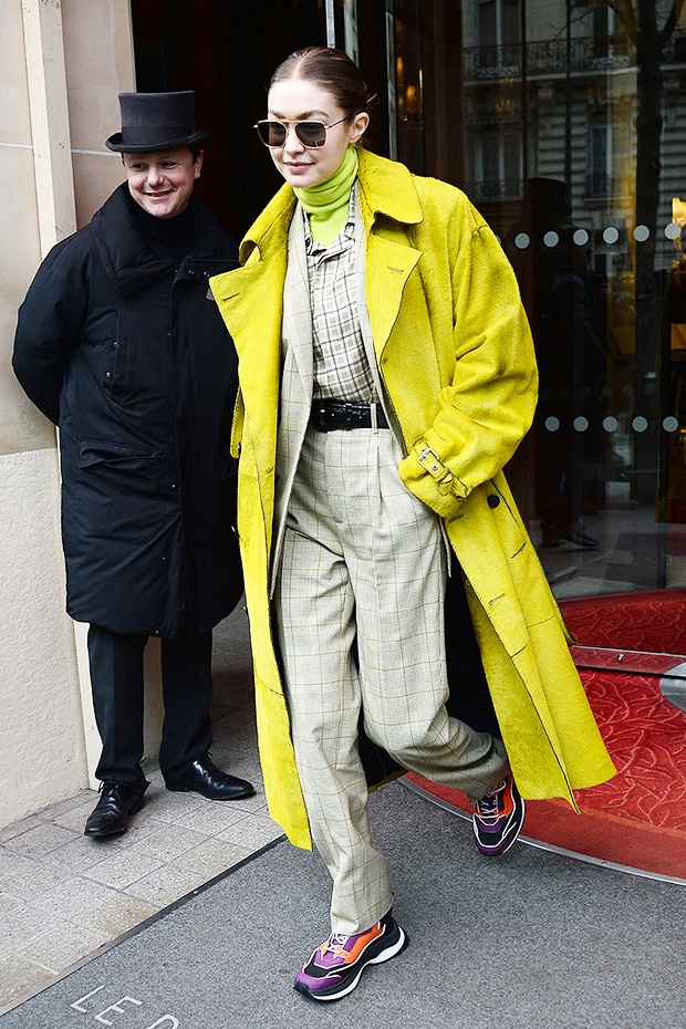 Хейли Болдуин в оливковом пальто, идеально сочетающееся по цвету с защитной маской для лица