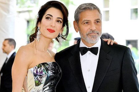 Какую романтическую традицию поддерживают долгие годы Джордж и Амаль Клуни