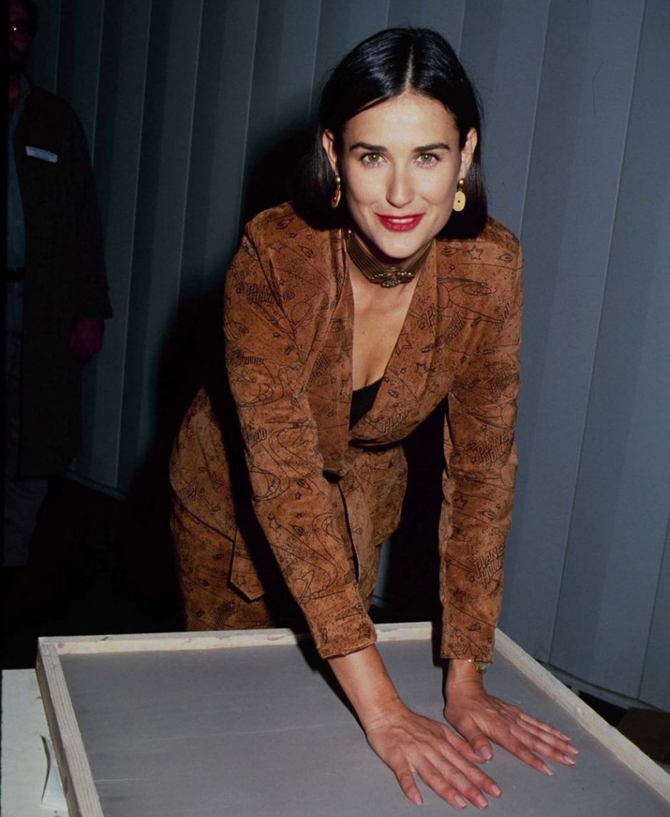 Деми Мур теперь практически не узнать — актриса появилась на подиуме Парижской недели моды во время показа коллекции Fendi