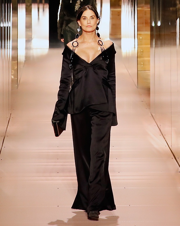 Деми Мур теперь практически не узнать — актриса появилась на подиуме Парижской недели моды во время показа коллекции Fendi