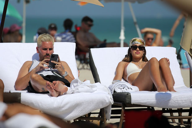 Скотт Дисик проводит День святого Валентина на пляже в Майами в объятиях Амелии Хэмлин
