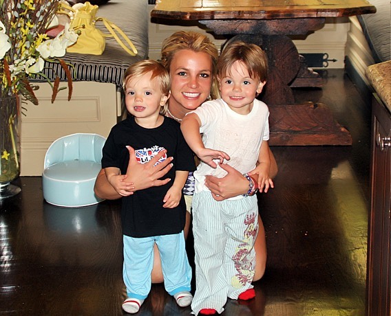 Бритни Спирс с сыновьями подростками на редком семейном фото уже выше своей мамы