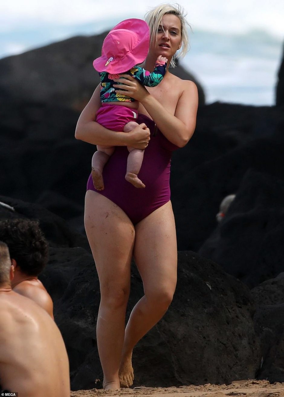 6 месячная дочь Кэти Перри уже побывала на отдыхе на Гавайском пляже