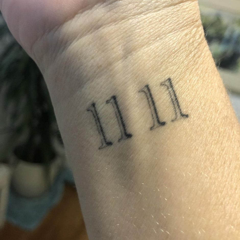 Дженнифер Энистон сделала татуировку на запястье, точь в точь такую же, как и у ее лучшей подруги