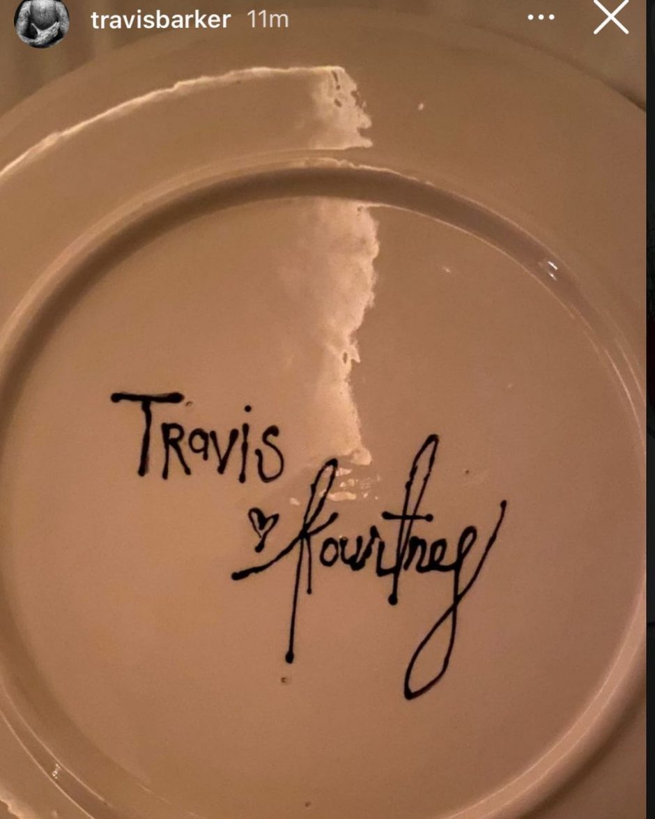 Трэвис Баркер отправил, написанное шоколадом на белой тарелке милое послание для Кортни Кардашьян