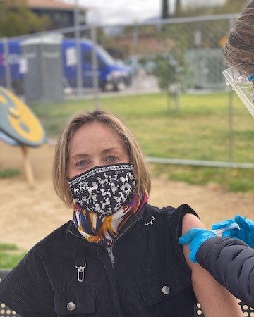 Шэрон Стоун получила первую дозу вакцины от коронавируса