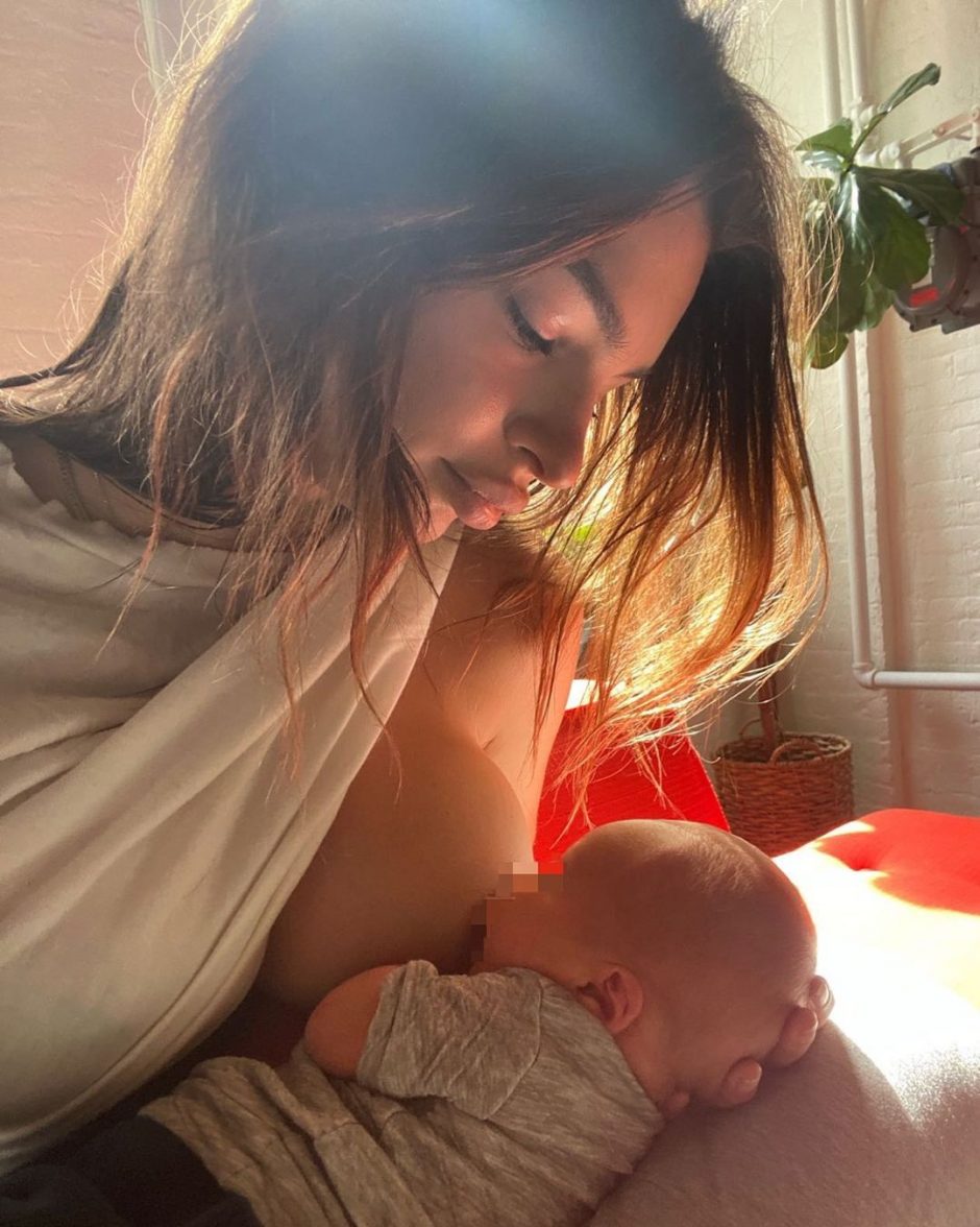 Эмили Ратаковски кормит своего 2 недельного малыша грудью и рассуждает о будущем