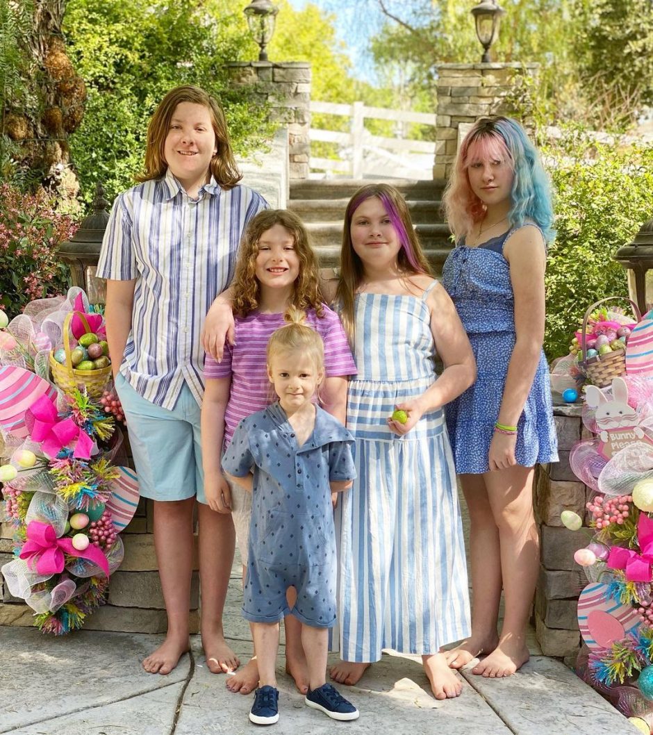Тори Спеллинг на отдыхе в Палм Спринг вместе с мужем и пятью детьми