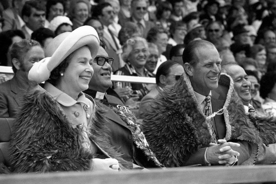 Вирусная фотография королевы Елизаветы, смеющейся со своего супруга принца Филиппа: настоящая история ее появления