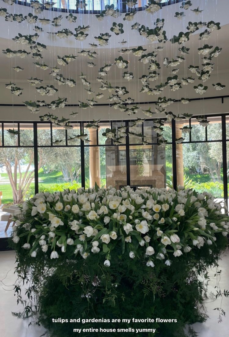 Трэвис Баркер подарил огромную цветочную композицию из любимых цветов на 42 й день рождения своей возлюбленной