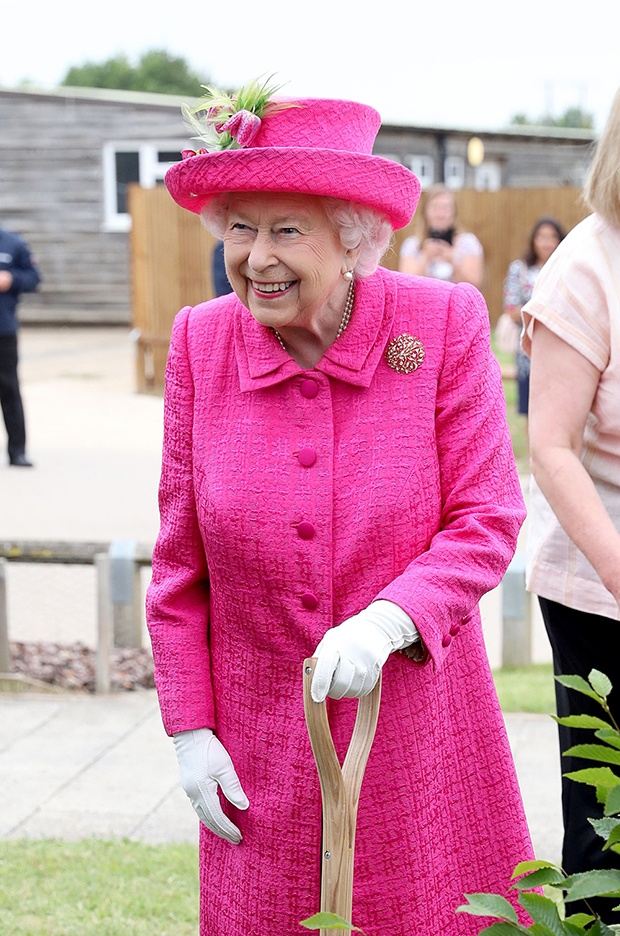 Её Величеству королеве Елизавете исполнилось сегодня 95 лет: посмотрите самые стильные наряды британского монарха!