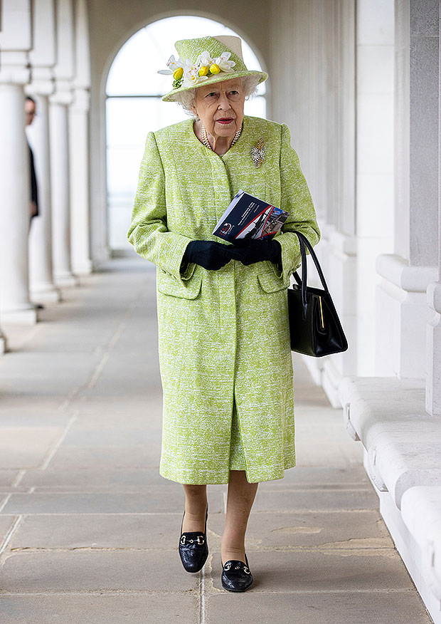 Её Величеству королеве Елизавете исполнилось сегодня 95 лет: посмотрите самые стильные наряды британского монарха!