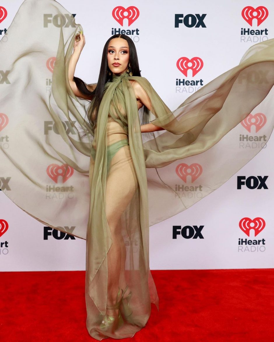 Рэперша Doja Cat в прозрачном зеленом платье на iHeartRadio Music Awards в 2021 - 1