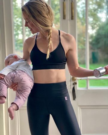 Эмбер Херд показала фото домашней тренировки с дочкой на руках - 3