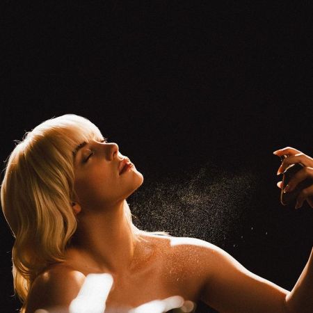 Полностью обнаженная Билли Айлиш снялась в рекламе собственного парфюма - 2