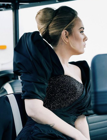 Адель в ослепительном мини-платье, украшенном драгоценностями, продвигает свой новый альбом «30» - 1