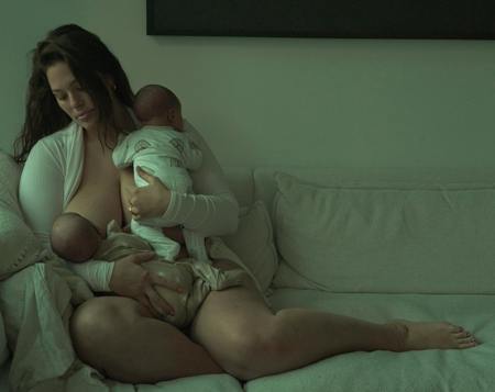 Спустя месяц после вторых родов Эшли Грем нарушила молчание, опубликовав первое фото близнецов - 2