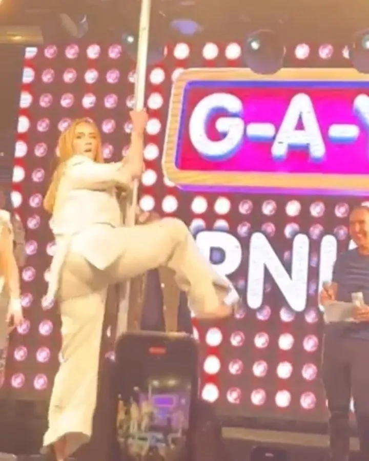 Адель в нижнем белье танцует на пилоне в гей-клубе: курьезные видео с певицей - 2