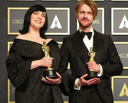 Билли Айлиш записала видео-ответ для хейтера, раскритиковавший ее платье на церемонии «Оскар» - 1