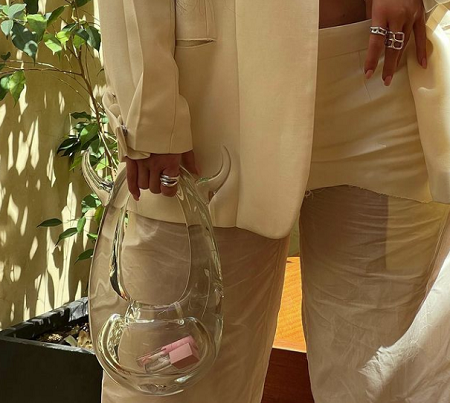 Сумочка из выдувного стекла: Кайли Дженнер вносит свой взгляд на моду в аксессуарах - 1