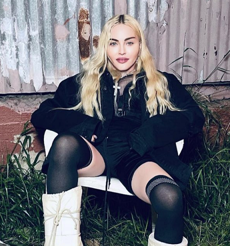 Стильная коллаборация: Мадонна надела кружевное бюстье и рваные джинсы - 1