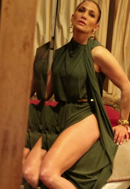 Дженнифер Лопес в сексуальном красном мини-платье и ботфортах собралась на ужин - 1