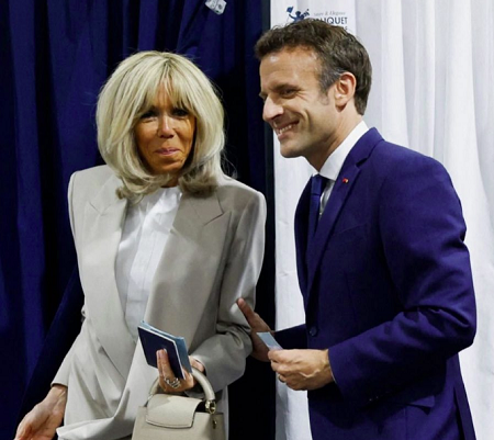 Первая леди Франции Брижит Макрон блистала в синем брючном костюме на предвыборном митинге мужа - 1