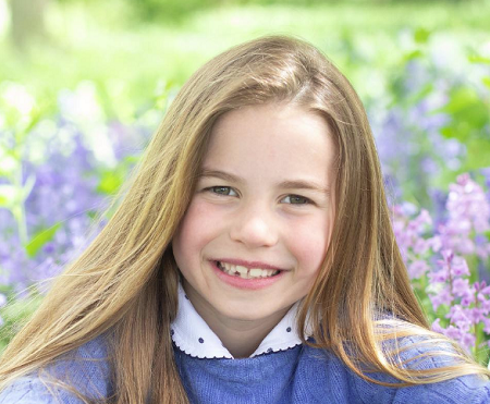 Принцесса Шарлотта показала свой отсутствующий зуб на очаровательных фотографиях на 7-й день рождения - 1